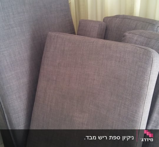 כריות ספה אפורות מונחות זו על זו